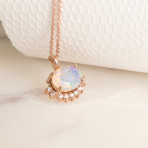 Half halo přívěsek s oválným opálem a diamanty Reverie