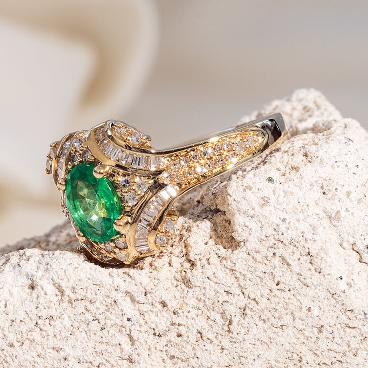 Zlatý prsten s oválným smaragdem a diamanty Zane 126343