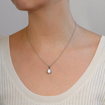 Stříbrný přívěsek s bílou opálovou kapkou Agrima