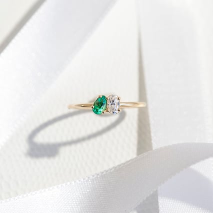 Zásnubní prsten Toi et Moi se smaragdem a moissanitem Philip