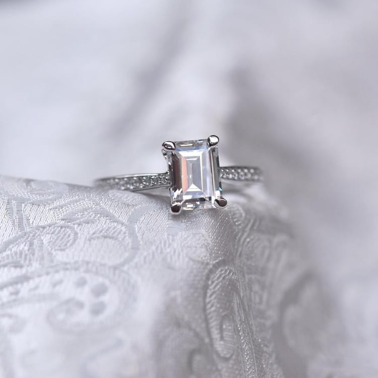 Zlatý zásnubní prsten 49649