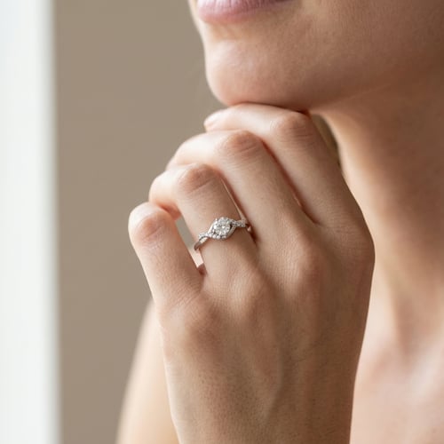 Zásnubní prsten s postranními diamanty Ophir