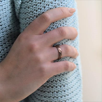 Snubní prsteny s reliéfem pozlacené na hnědo Ferskia