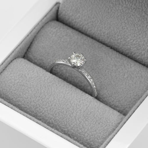 Zlatý zásnubní prsten s moissanitem a lab-grown diamanty Vanan