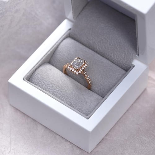 Zásnubní prsten s emerald diamantem Bina
