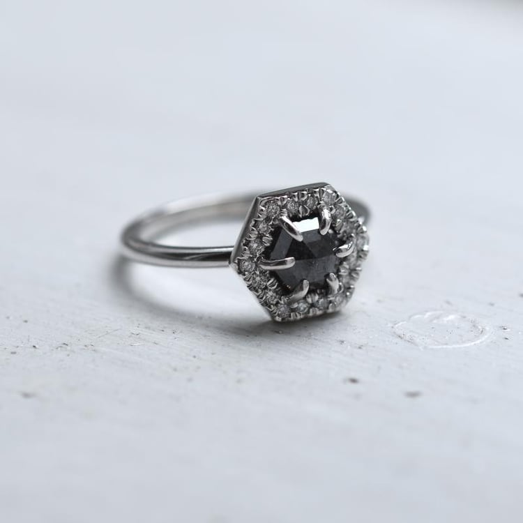 Diamantový prsten z bílého zlata 49685