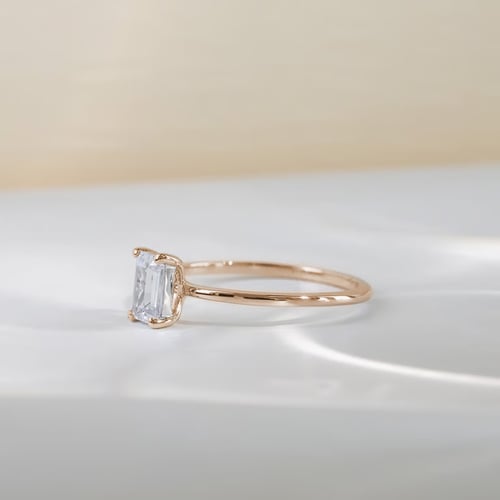 Zásnubní prsten ze zlata v oříškové barvě s emerald lab-grown diamantem Olson