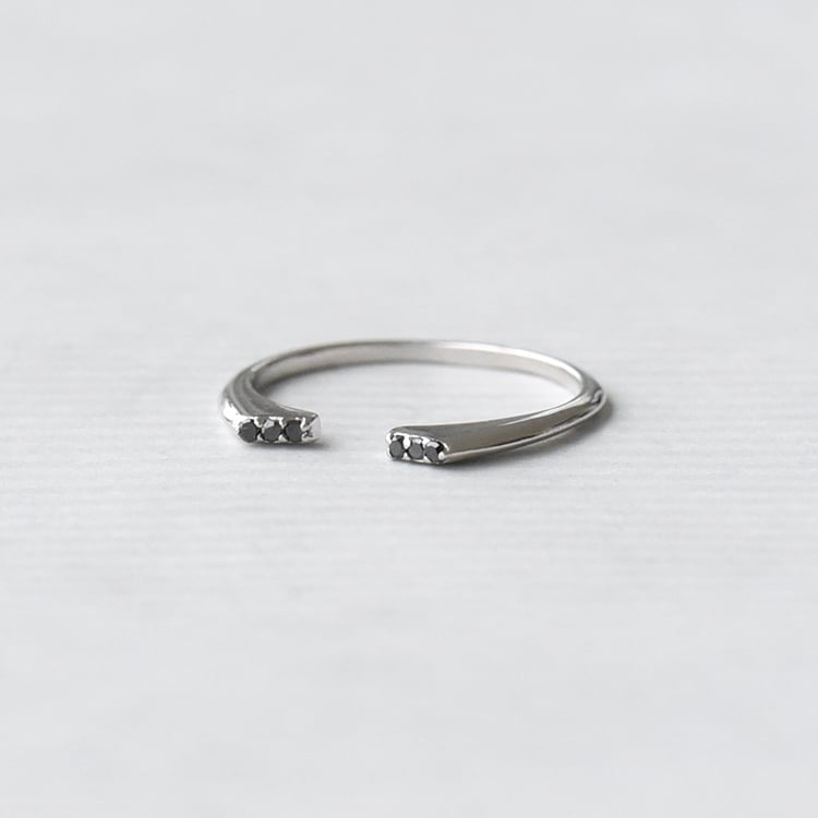 Prsten ze stříbra s černými diamanty 73078