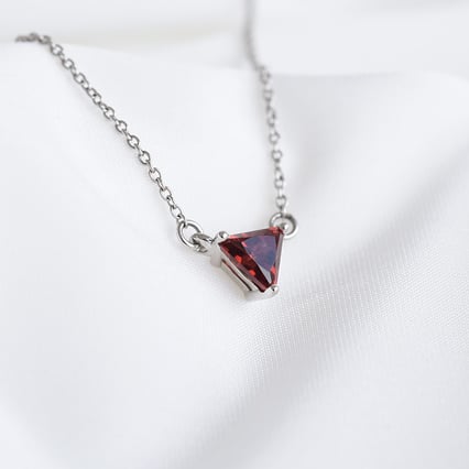 Minimalistický náhrdelník s granátem Modu