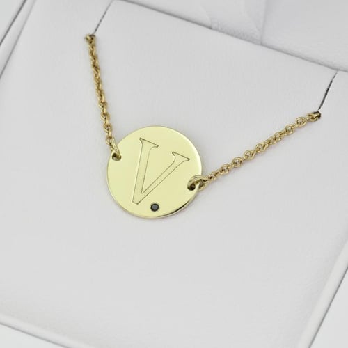 Zlatý náramek s černým diamantem a gravírem písmene Dian