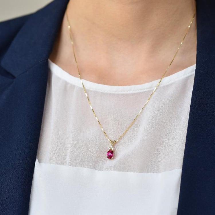 Zlatý náhrdelník s oválným rubínem 23219