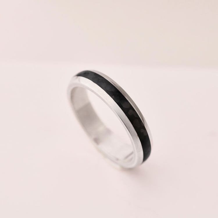 Plochý snubní prsten z karbonu a stříbra Tiah 165785