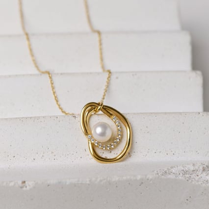 Stříbrný perlový přívěsek s bílými topazy Fenella