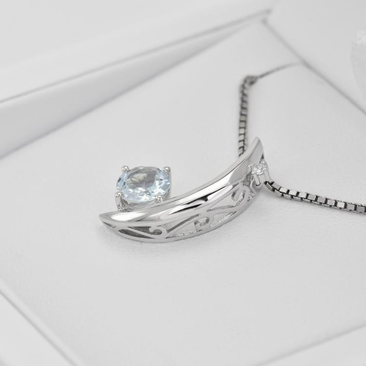 Přívěsek ve tvaru měsíce s akvamarínem 1782