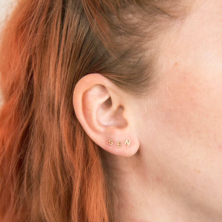 Zlatá náušnice s písmenem Alphabet 109216