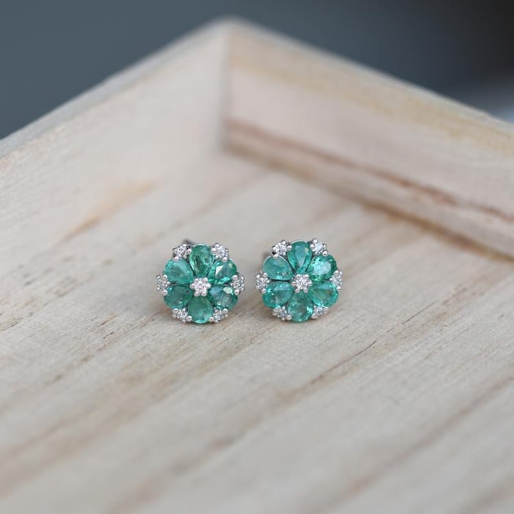 Květinkové náušnice plné smaragdů a diamantů 48794