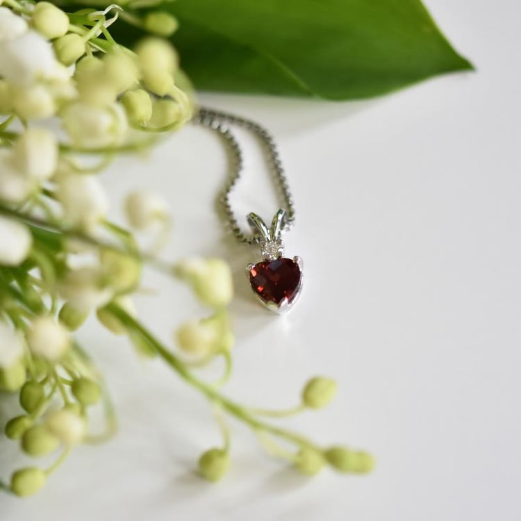 Náhrdelník s granátovým srdcem 19642