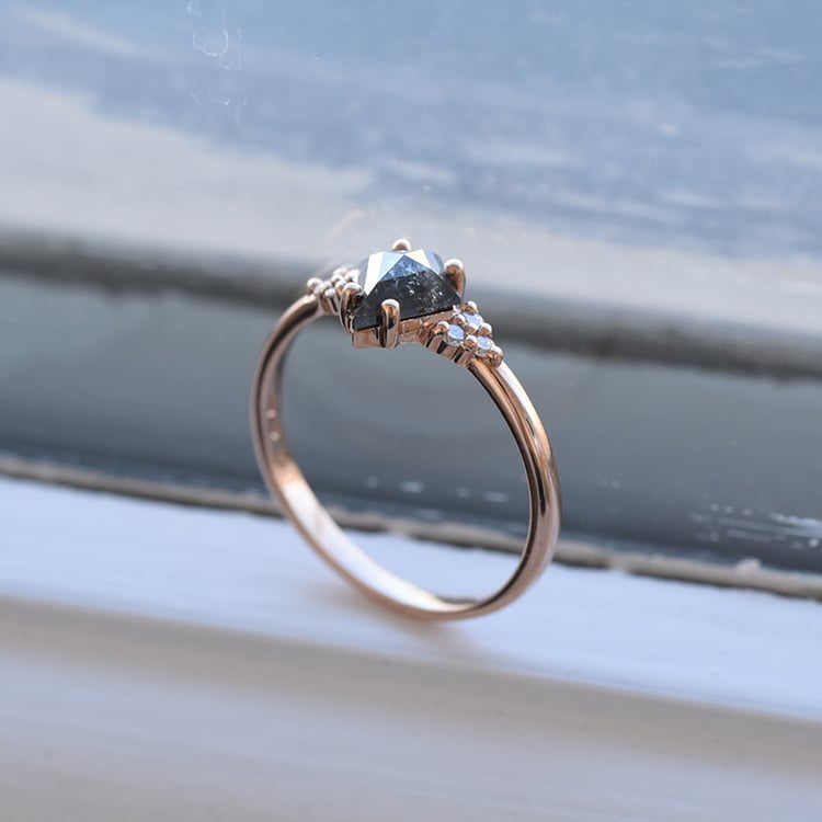 Prsten se salt and pepper diamantem a postranními diamanty ze zlata 80954