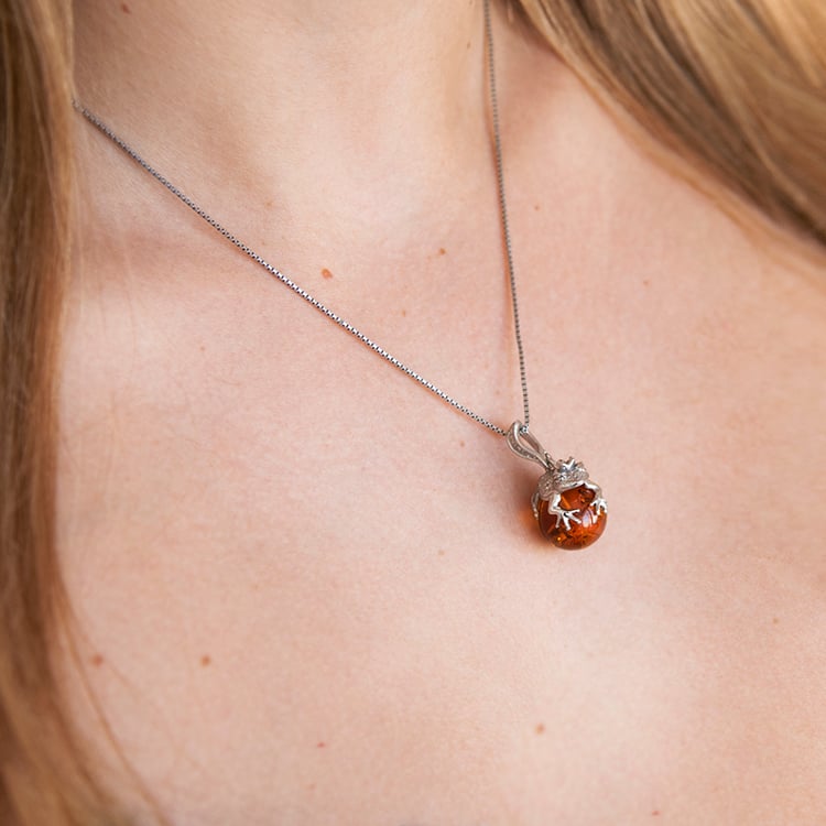 Stříbrný jantarový přívěsek s žábou Frog 107873