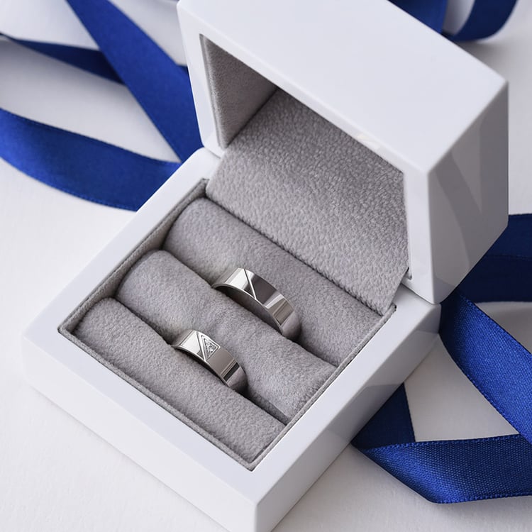 Trendy snubní prsteny ze zlata s diamanty Mert 114352