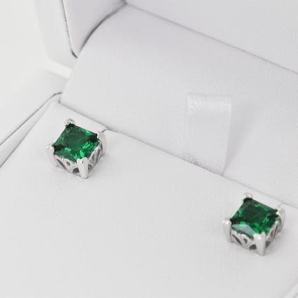 Stříbrné náušnice se simulovanými smaragdovými čtverečky Emeka