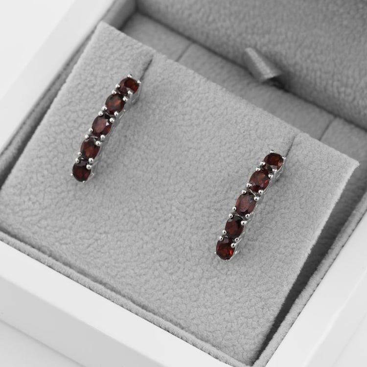 Granátové stříbrné náušnice 49428