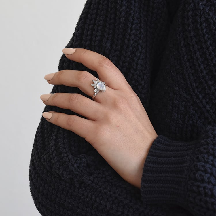 Zásnubní prsten s měsíčním kamenem a moissanity 74641