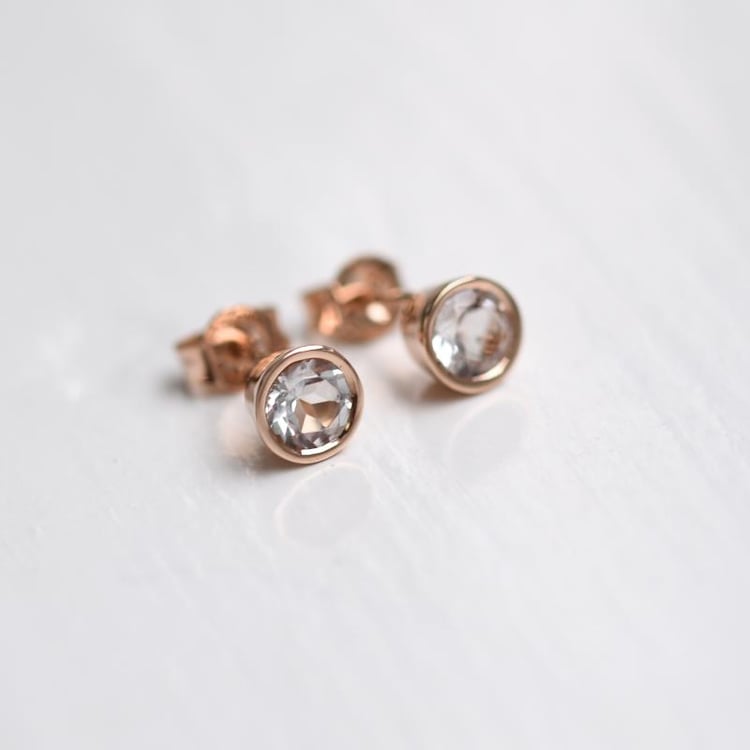 Stříbrné bezel náušnice s bílými topazy Wetty 102810