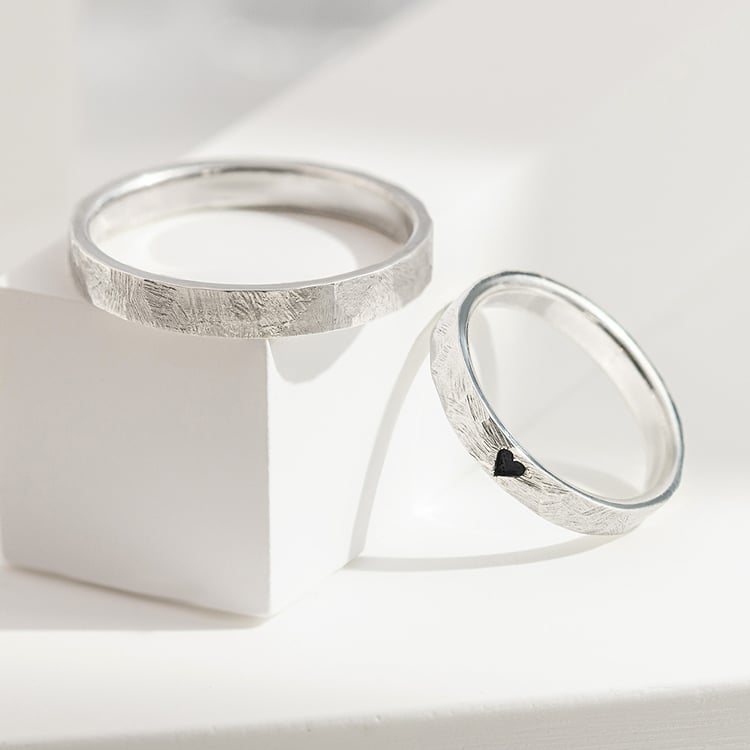 Tepané a škrábané zlaté snubní prsteny s enamelovým srdcem Abale 157198