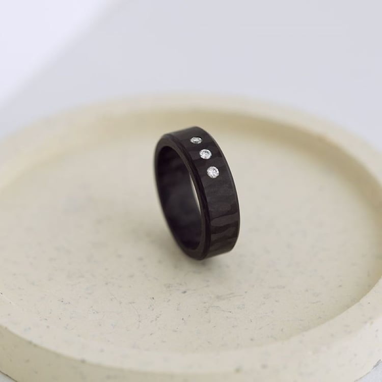 Plochý karbonový snubní prsten se zkosenými hranami se zirkony Minnith 165591