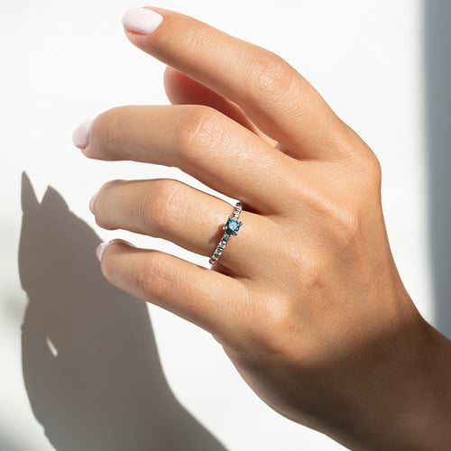 Zásnubní prsten s certifikovaným fancy blue lab-grown diamantem Megha
