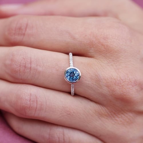 Nebeský topaz ve zlatém prstenu s diamanty Nyusha