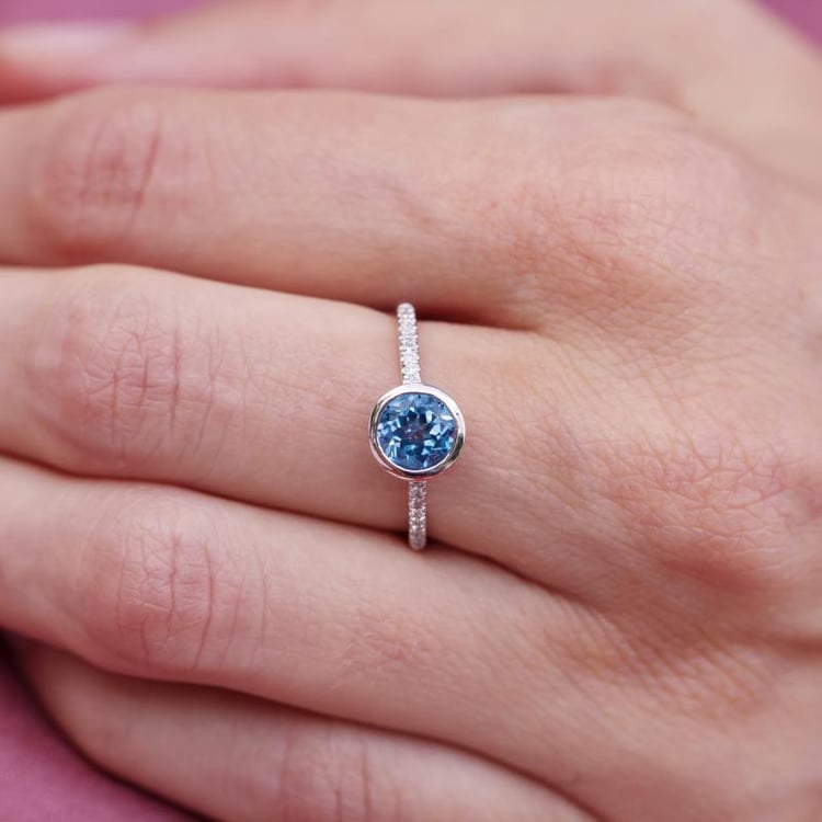 Nebeský topaz ve zlatém prstenu 12970