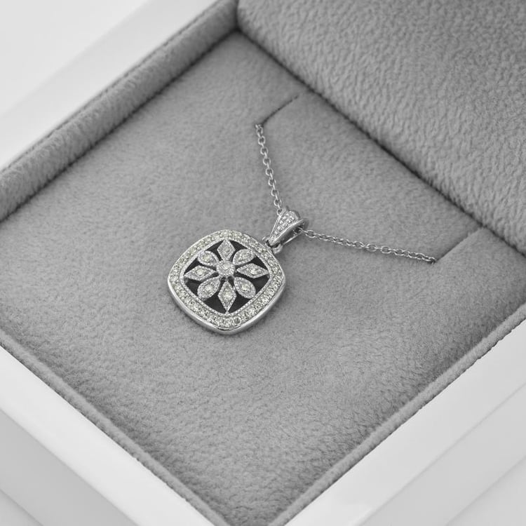 Zlatý náhrdelník s diamantovým květem 44989