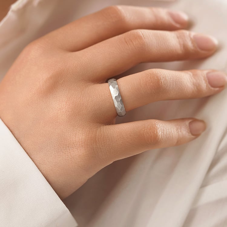 Matné tepané snubní prsteny ze zlata Zvezda 156811