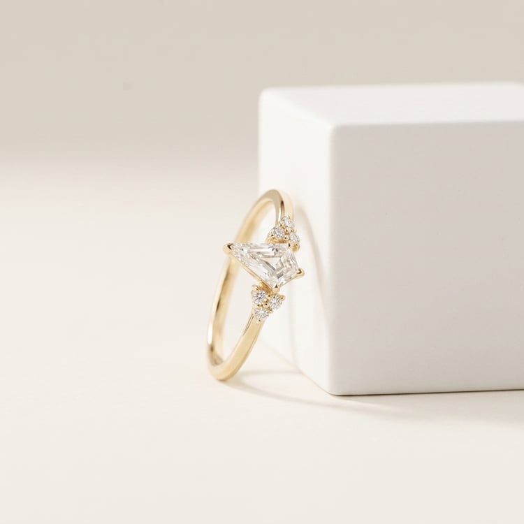 Prsten s 0.57ct IGI certifikovaným lab-grown diamantem Kettil 171414