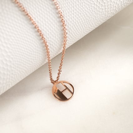 Stříbrný přívěsek s vykrojeným písmenem Alfabet