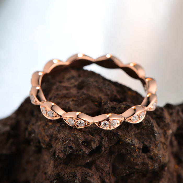 Něžný zlatý eternity prstýnek s diamanty Aspyn 6275