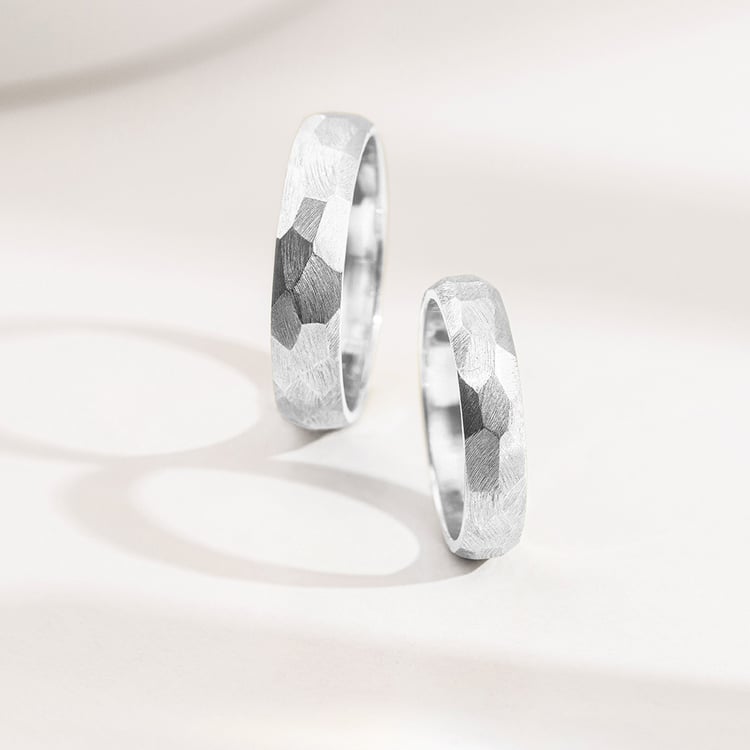 Matné tepané snubní prsteny ze zlata Zvezda 156813