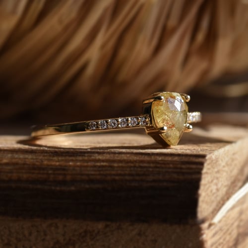 Dokonalý zásnubní prsten se žlutým pear diamantem Natela