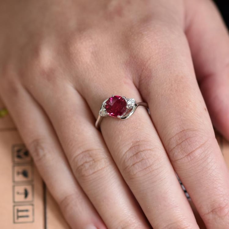 Rubínový prsten se zirkony Cerys 7313
