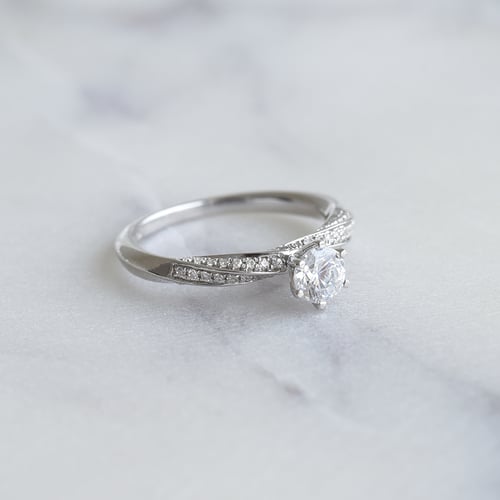 Zásnubní prsten s postranními diamanty Avihu