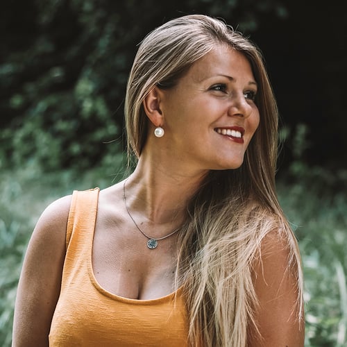 Stříbrný přívěsek z kolekce #ZaNormalniHolky s gravírem I shine