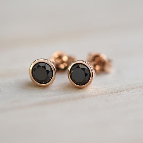 Stříbrné bezel náušnice s černými diamanty Wetty