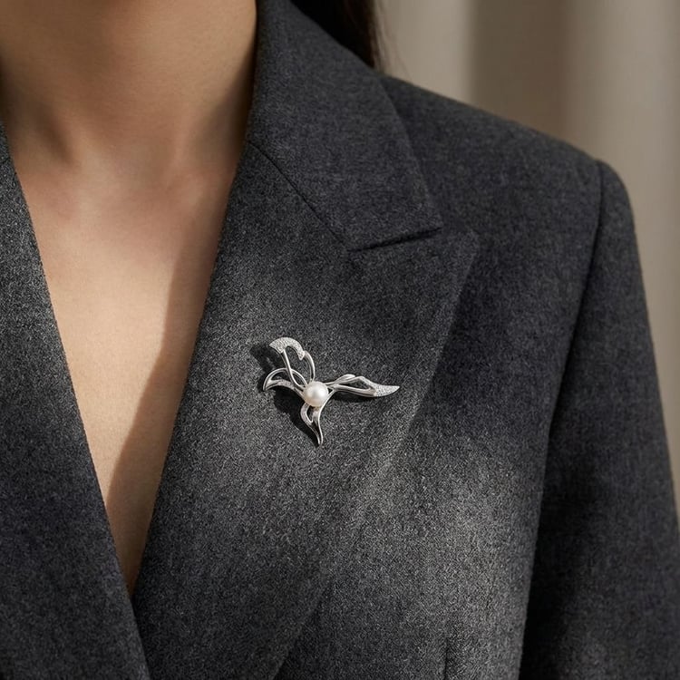 Stříbrná brož s bílou perlou a zirkony Carcy 166410