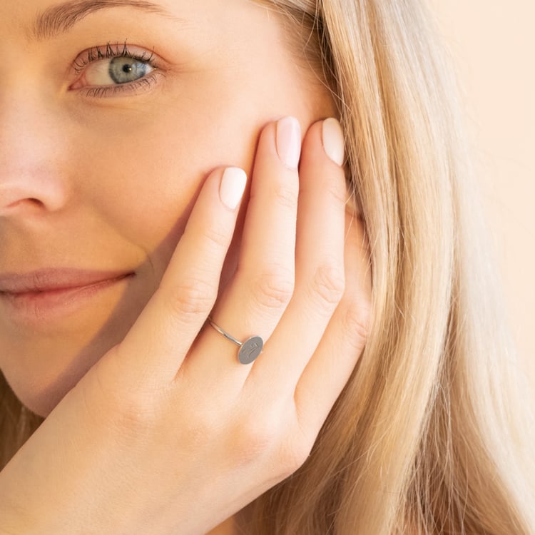 Oválný prsten s gravírem písmene Riley 101101