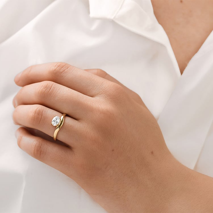 Prsten s oválným diamantem 154827