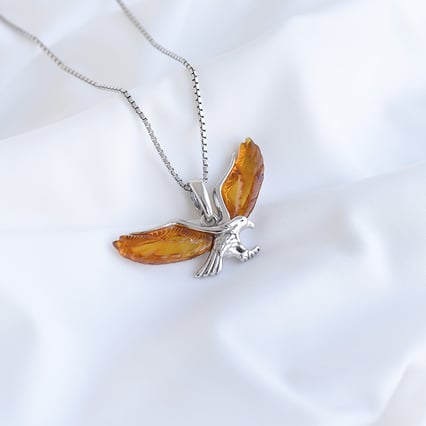 Stříbrný přívěsek ve tvaru orla s jantary Tercia