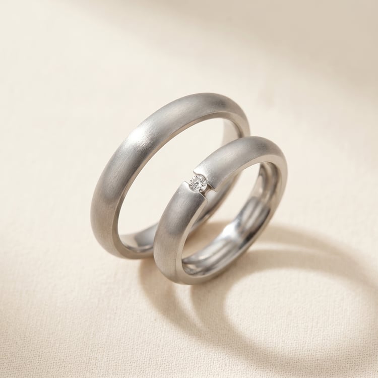 Půlkulaté titanové snubní prsteny s diamantem Edva 168564