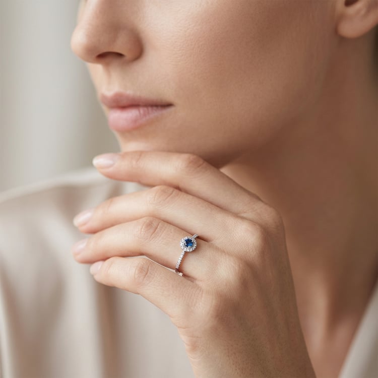 Stříbrný halo prsten s modrým safírem a lab-grown diamanty Lys 171015